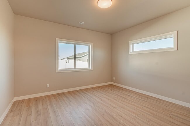 Building Photo - 5846 James Dr W