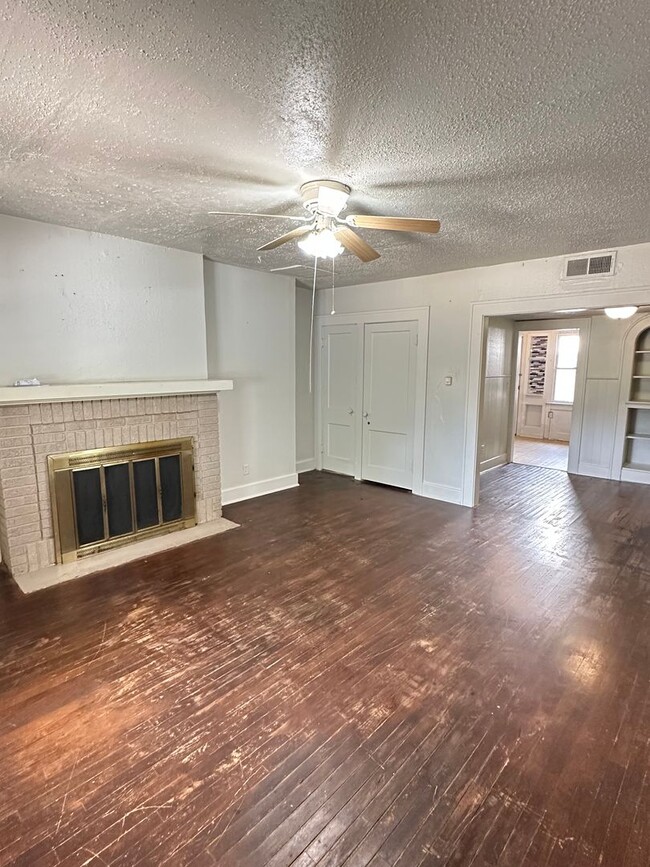 Building Photo - Coming Soon... 1 Bedroom Duplex In Central San Angelo!