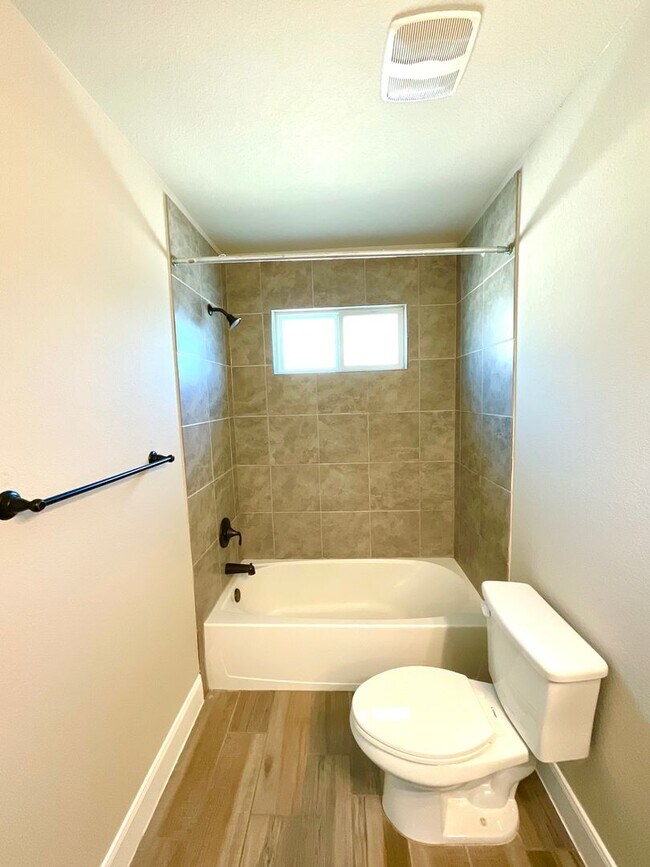 Building Photo - **APPLICATION RECEIVED** Three Bedroom Townhome in Prime Location! Close to New IKEA, I-35, Forum...