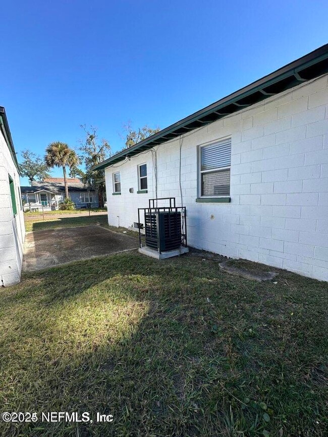 Building Photo - 803 Crestwood St