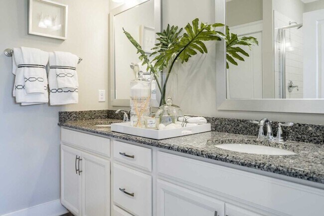 Building Photo - 3 Bedroom 2.5 Bathroom End Unit Townhome w/ 1st Floor Owners Suite and a 2 car Garage in the hear...