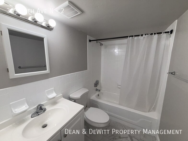 Building Photo - 2 Bed/1 Bath - Unit 2