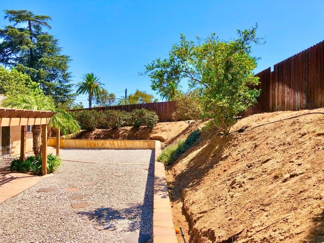 Building Photo - Light & Bright Single-Story Home in the Heart of Fallbrook, Complete with Private, Fully Fenced B...