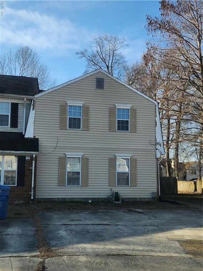 Building Photo - Beautifully renovated end-unit townhouse located in Central Virginia Beach