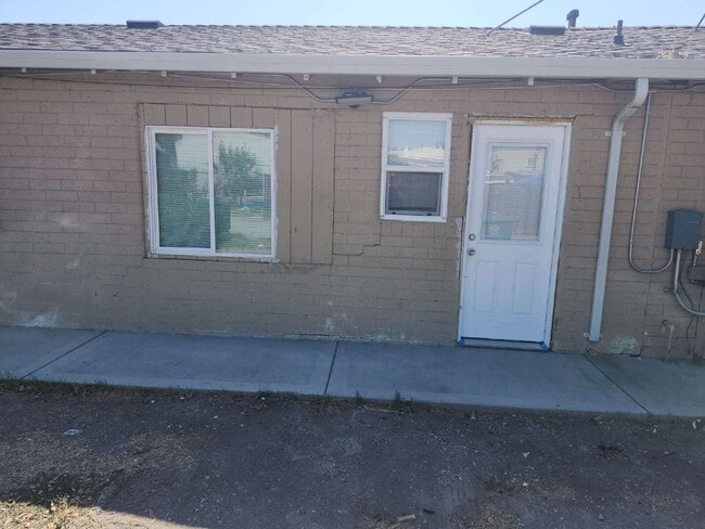 Building Photo - 1 bedroom 1 bath available in Dos Palos, CA.