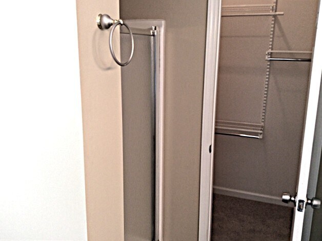 Building Photo - 8001 Lakeshore Dr