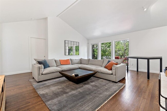 Building Photo - 2202 Montclaire St