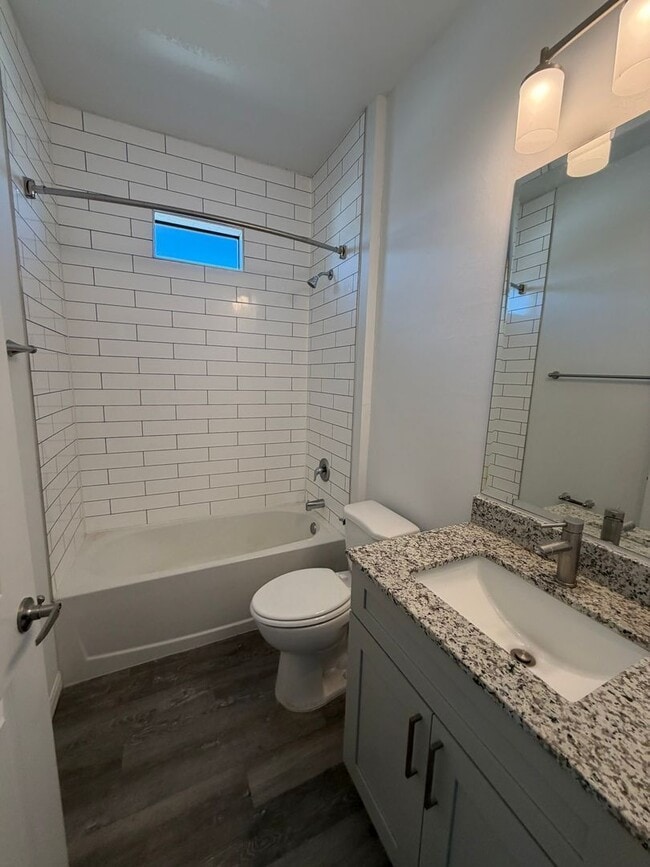 Building Photo - 615 SE 8th St