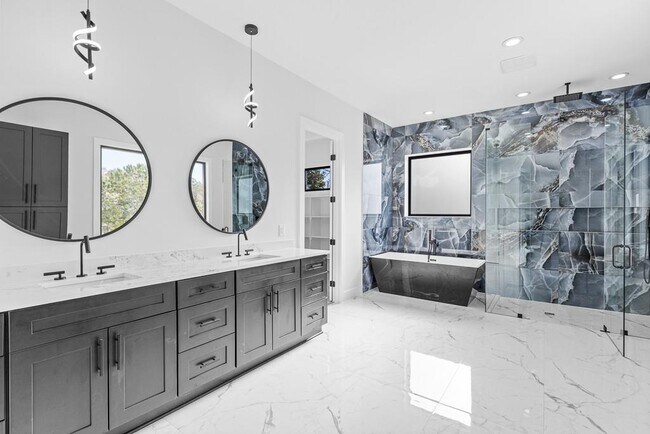 Building Photo - 555 Versailles Dr