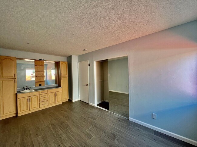 Building Photo - Newly remodeled 4B/2BA house w/ large back...