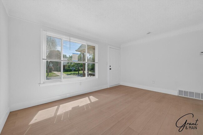Building Photo - 3 Bedroom - 1 Bath - Warrendale - $1450