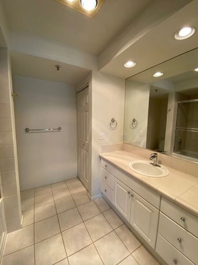 Building Photo - 2 Bed 3 Bath Condo at Galleria in the Hear...