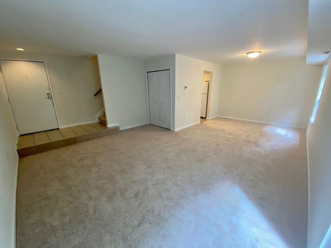 Building Photo - Broadneck Schools! 2 Bedroom Townhouse Sty...