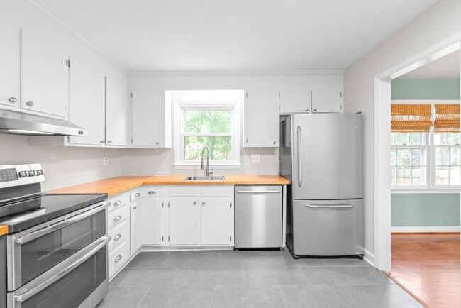 Building Photo - 3 Bedroom home in Coventry Woods!
