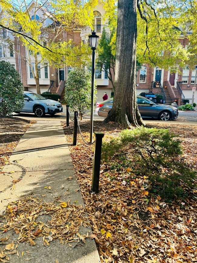 Building Photo - 1577 N Colonial Terrace