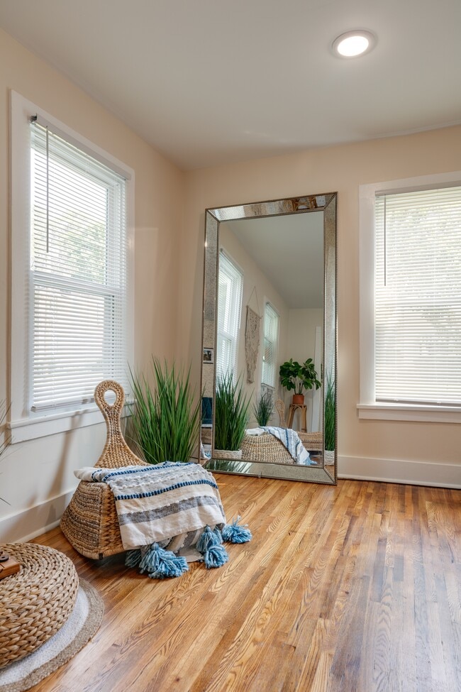 Building Photo - 215 E 8th St