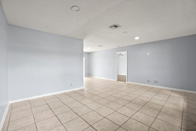 Building Photo - 4128 Chestnut Ave