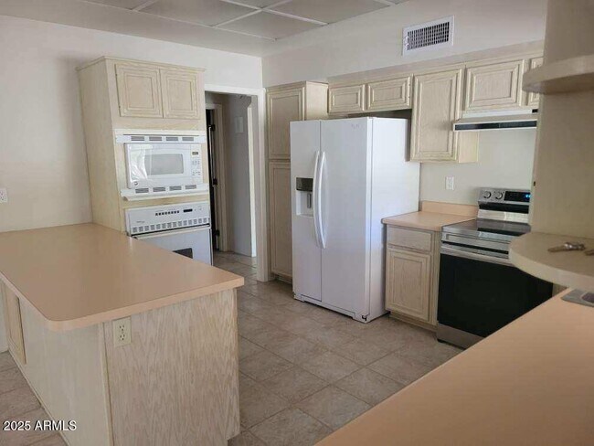 Building Photo - 14210 W Heritage Dr