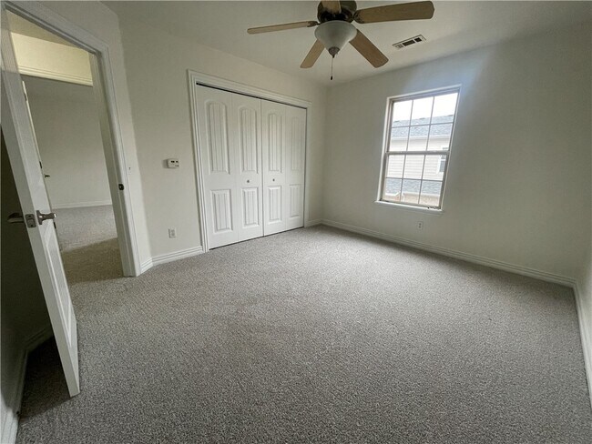 Building Photo - 2814 Vly W Ct