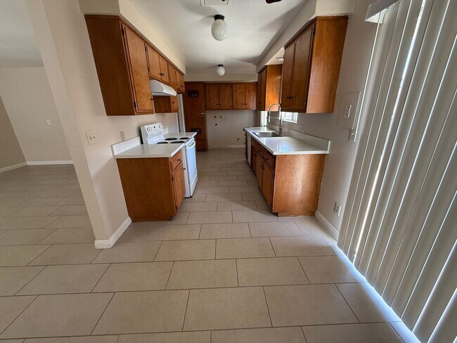 Building Photo - Duplex! 2 bedrooms 2 bathrooms