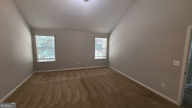 Building Photo - 1593 Queen Elizabeth Dr