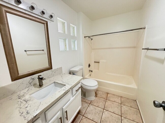 Building Photo - Sunny Top Floor 2 bedroom 2 bath Condo Wit...