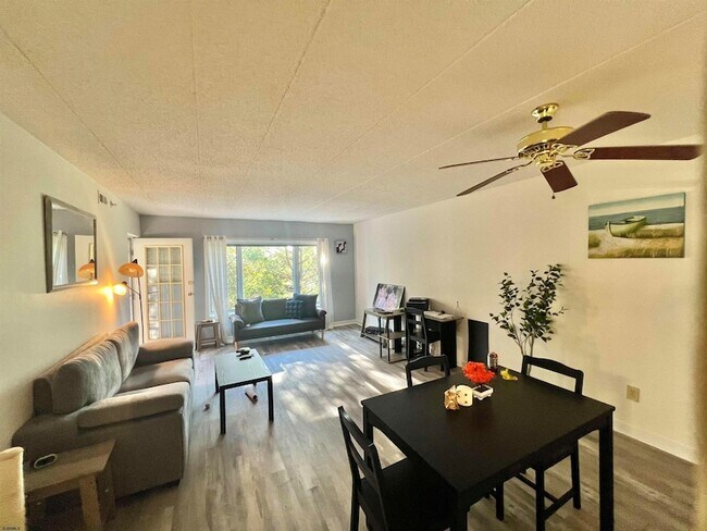 Building Photo - 4310 Dolphin Ave