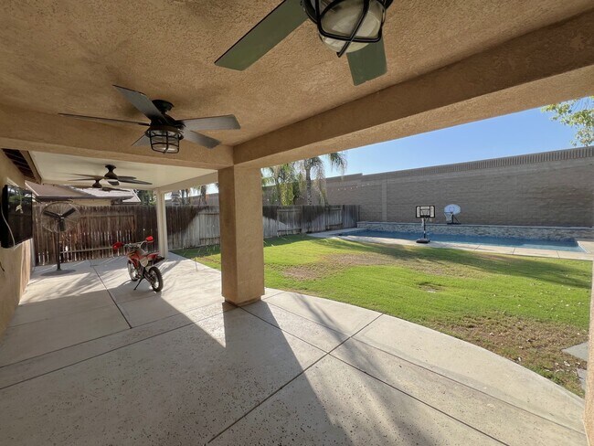 Building Photo - 12115 Fairburn Way