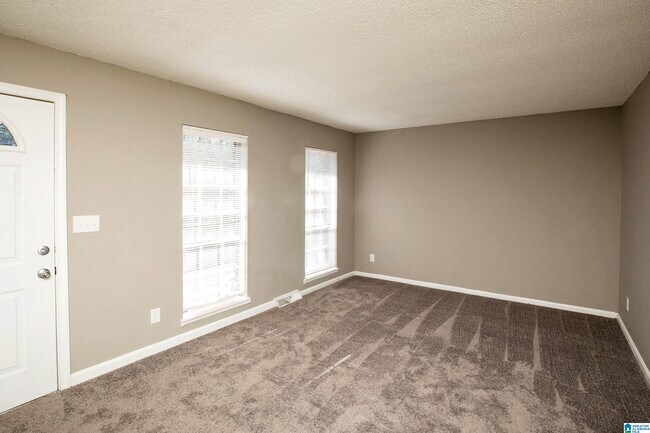 Building Photo - 5140 Hickory Dr NE