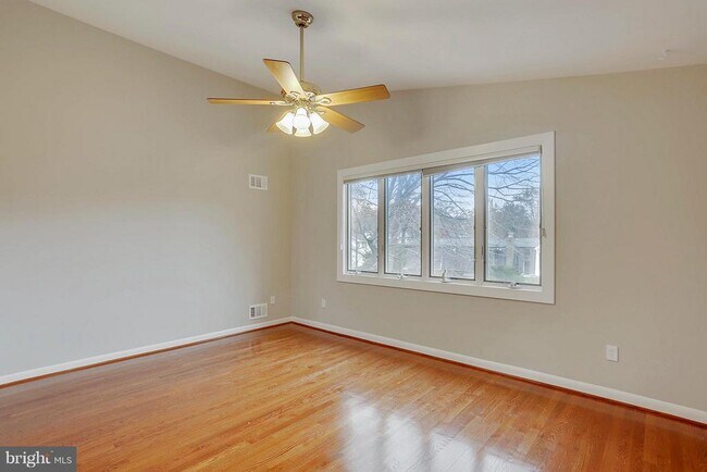 Building Photo - 9801 Clydesdale St