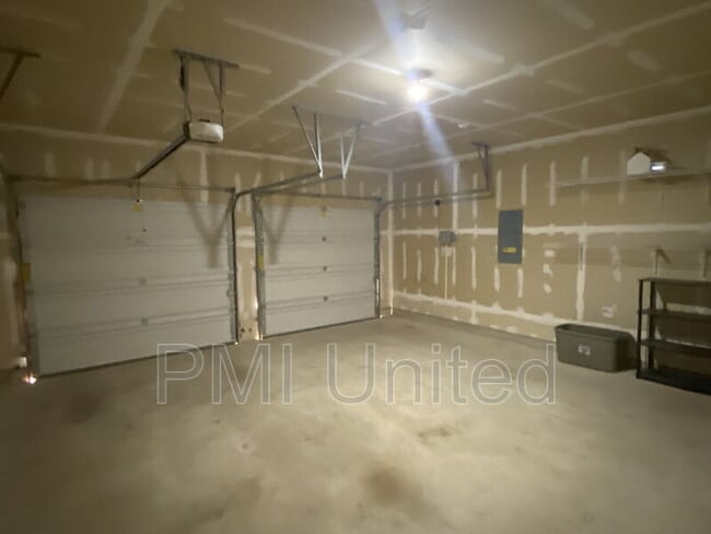 Building Photo - 9145 Blackstone Dr