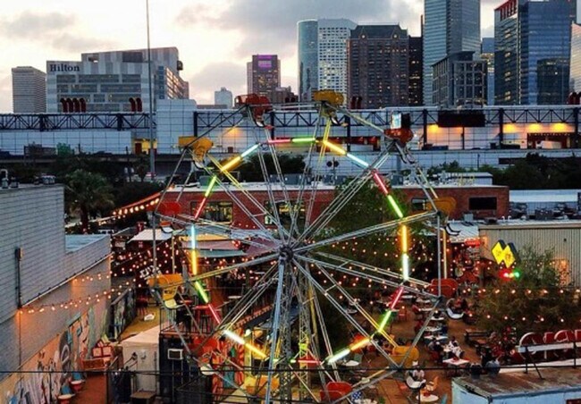 Building Photo - 2304 Live Oak St