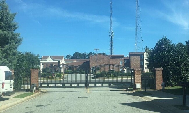 Building Photo - 1664 Oakbrook Lake Dr NW