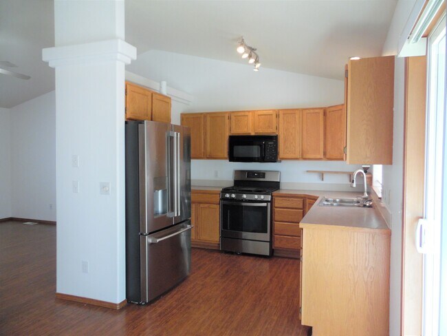 Building Photo - 1290 W Cardinal Ave