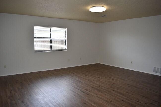 Building Photo - 2900 Cinco Dr