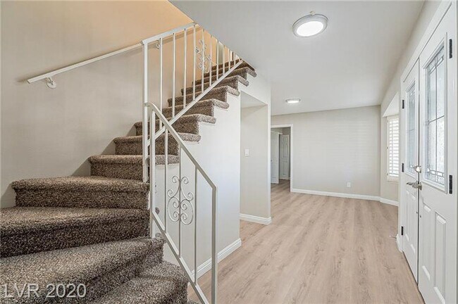 Building Photo - Amazing pool home is great location!!