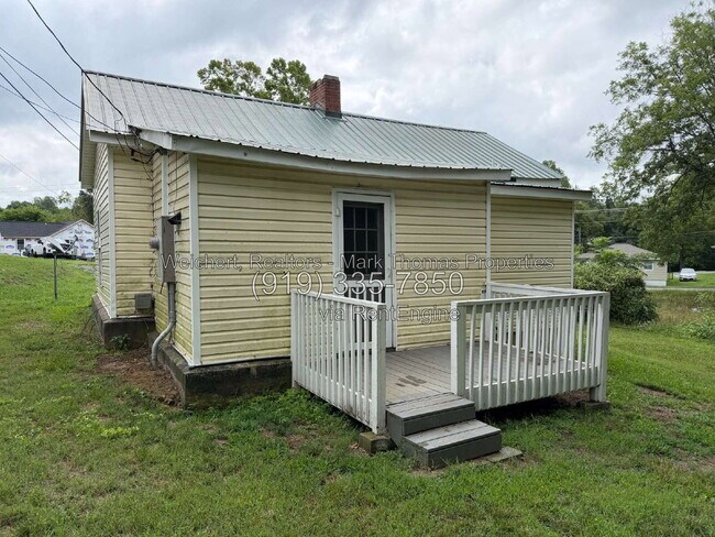 Building Photo - 320 E Morehead St