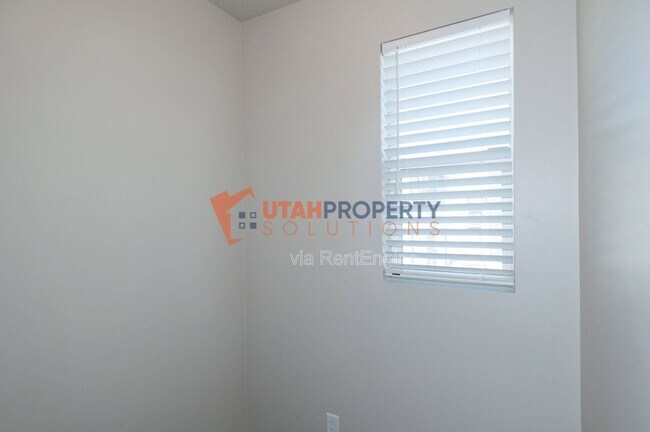 Building Photo - 1025 W 400 S
