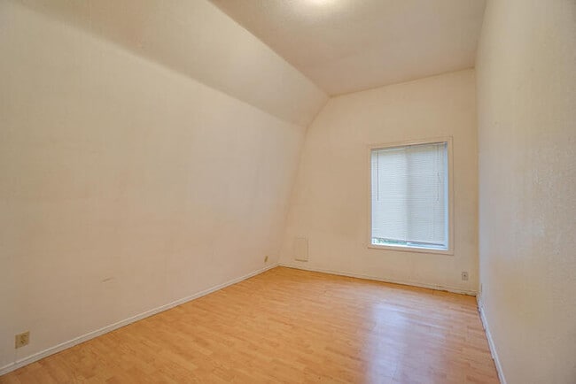 Building Photo - COUNTRY LIVING JUST OUTSIDE Of washougal