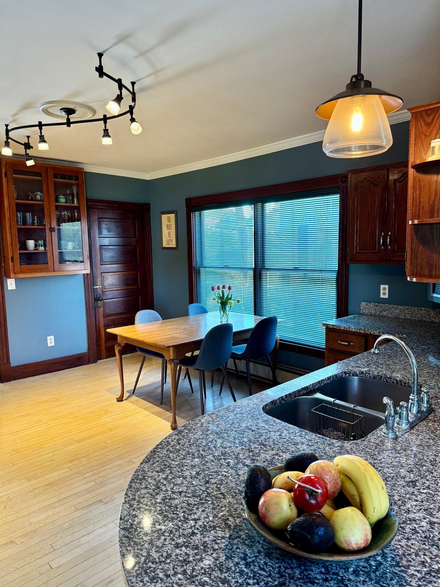 Building Photo - 175 Maple St