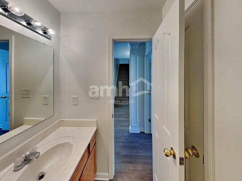 Building Photo - 194 Mott Rd