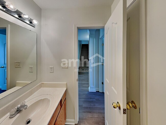 Building Photo - 194 Mott Rd