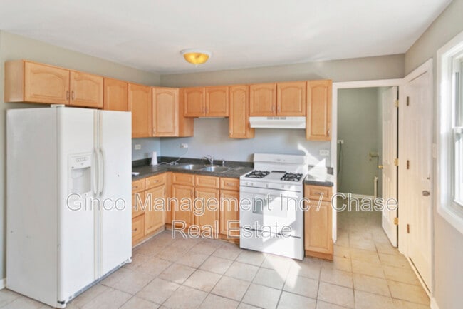 Building Photo - 594 Andover St