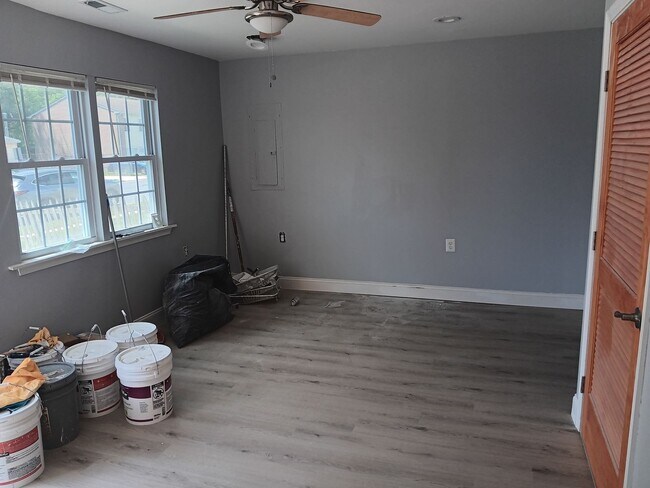 Building Photo - 427 Holly Dr