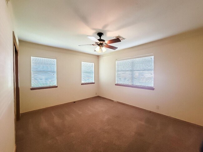 Building Photo - 1124 Harrison Ln