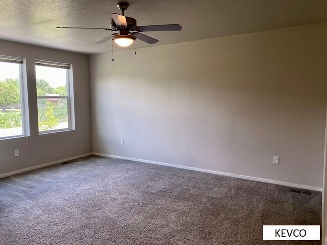 Building Photo - Lovely Newer Townhouse