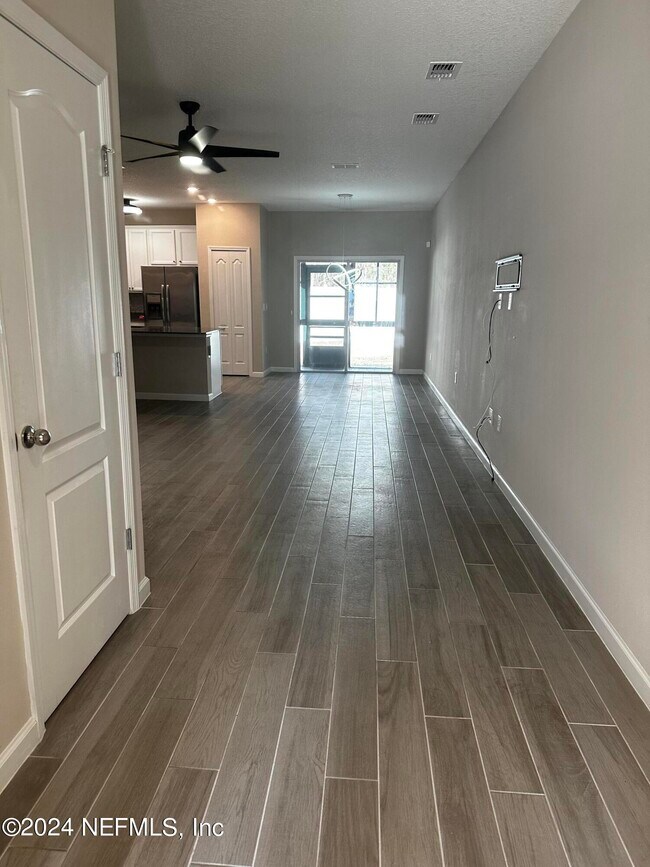 Building Photo - 7371 Palm Hills Dr