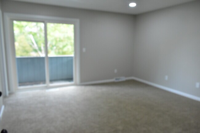 Building Photo - 1208 Oak St N