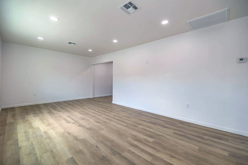 Building Photo - 948 E Waverly St