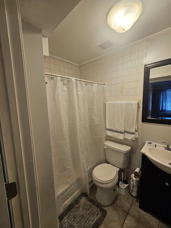 Building Photo - Furnished Three Bedroom Ranch Home